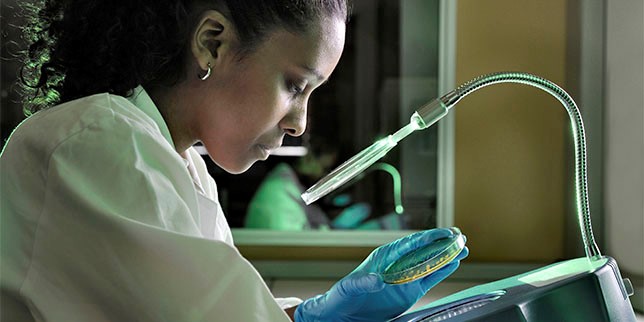 Científica en laboratorio.